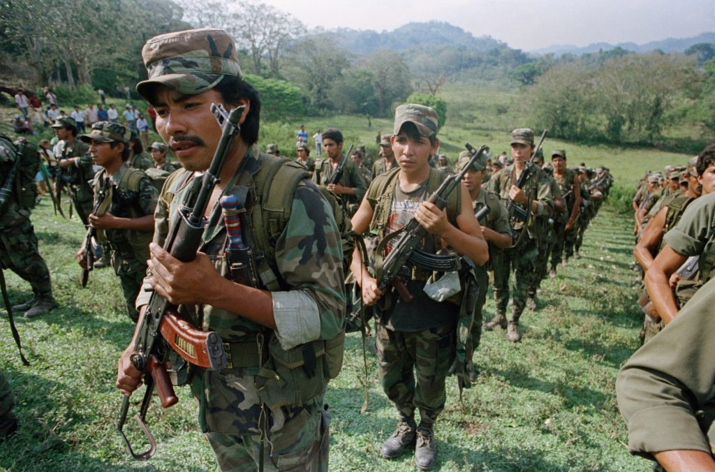 Hombre En Guerrero De Traje Militar Muyahidines En Tiempos